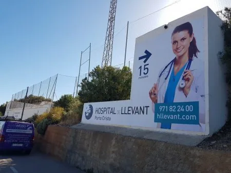 Impresión de gran formato instalada en el muro de un centro médico