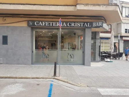 Fachada de una cafetería con vinilo en el cristal del escaparate
