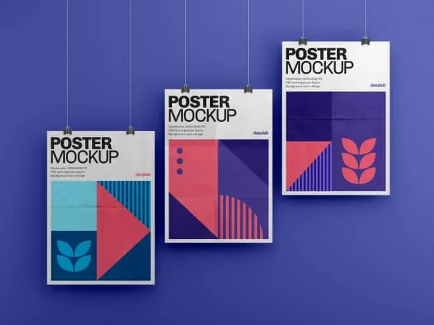 Pósters impresos colgados sobre una pared morada