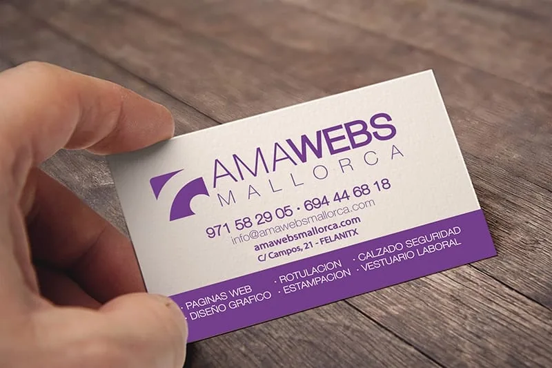 Tarjeta de visita impresa de Amawebs Mallorca sobre una mesa de madera