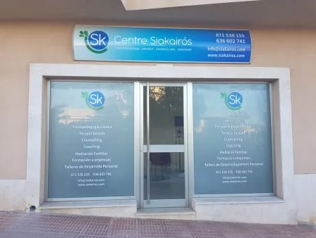 Vinilo de corte en la puerta de cristal de un centro