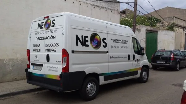 Furgoneta blanca rotulada con vinilo para una empresa de decoración
