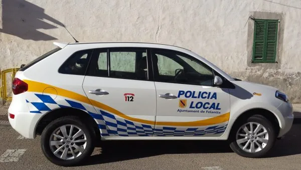 Coche de la Policía Local rotulado con vinilo
