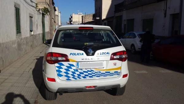 Parte trasera de un coche de la Policía Local rotulado