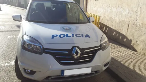 Frontal de un coche de policía rotulado con vinilo