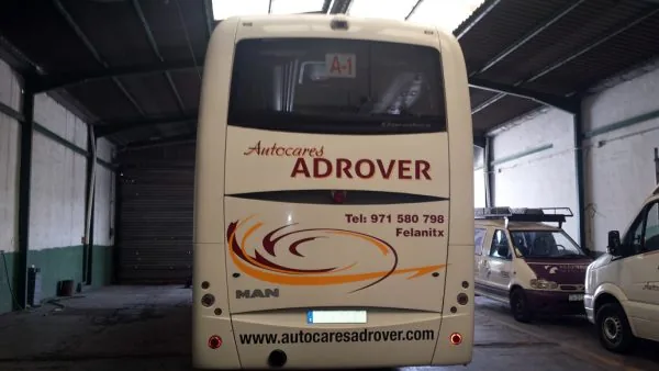 Autocar rotulado para una empresa de transporte de viajeros