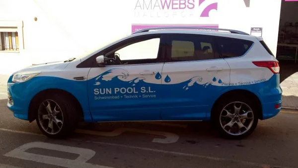 Coche rotulado en azul y blanco para una empresa de piscinas