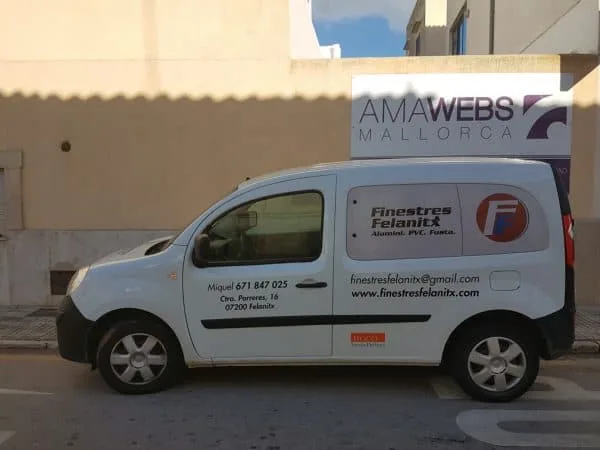 Furgoneta blanca rotulada para una empresa
