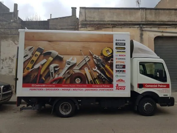 Camión con un vinilo impreso de herramientas en la caja