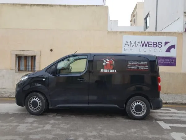 Furgoneta negra rotulada con vinilo