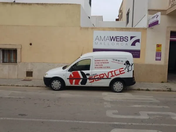 Furgoneta blanca rotulada para un servicio técnico