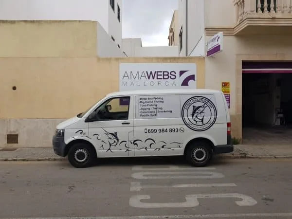 Furgoneta blanca rotulada con un diseño de peces