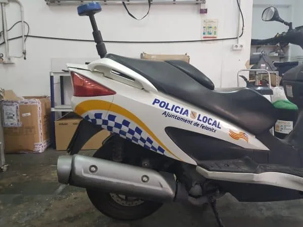 Moto de la Policía Local rotulada con vinilo