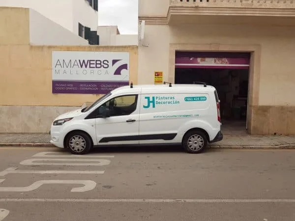 Furgoneta blanca rotulada con el logotipo de una empresa