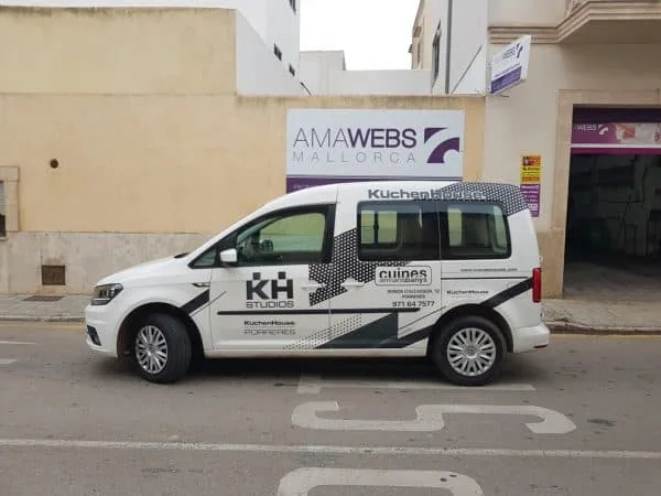 Furgoneta blanca y negra rotulada para una empresa de cocinas