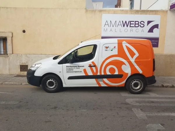 Furgoneta blanca con rotulación naranja