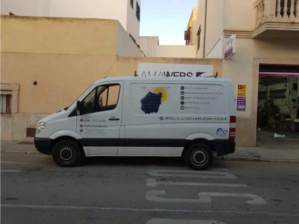 Furgoneta blanca rotulada con vinilo de empresa