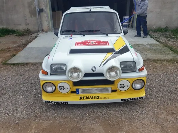 Frontal de un coche de rally con vinilos amarillos y blancos