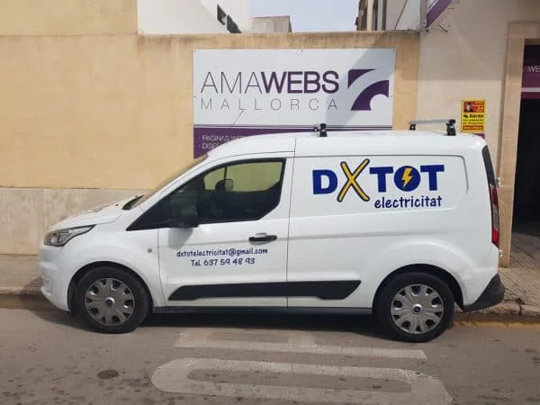 Furgoneta blanca rotulada para una empresa de electricidad