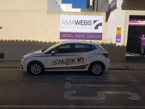 Coche blanco rotulado con vinilo de empresa