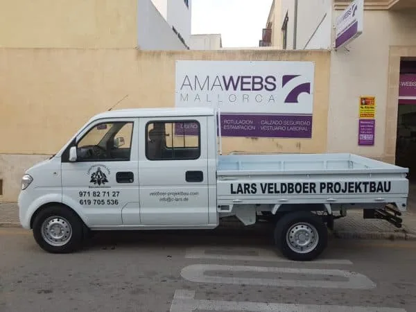 Furgoneta pick-up rotulada con los datos de una empresa de proyectos