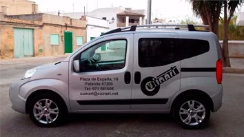 Furgoneta gris rotulada con vinilo de empresa