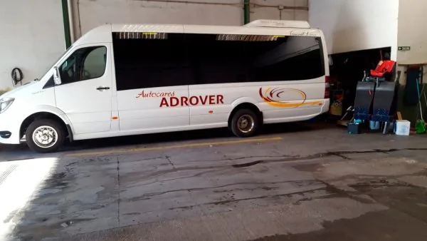 Microbús blanco rotulado para una empresa de transporte