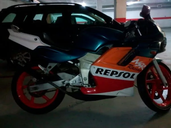 Moto deportiva con vinilos decorativos