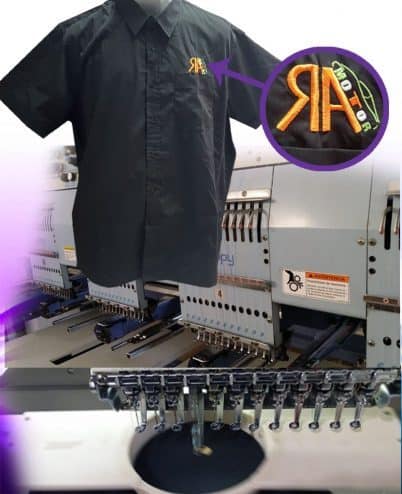 Camisa negra con un logotipo bordado sobre una máquina de bordar