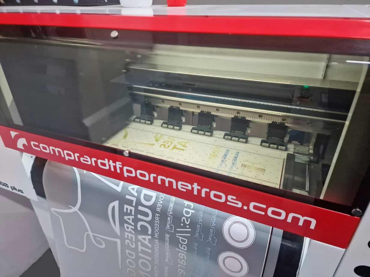 Impresora DTF produciendo un rollo para estampación textil